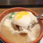 Bisutoro Ebisuya - 中にニンニクの塊は入っていないが、代わりに卵がゴロン！ 割れば、まろやかな味変を楽しめる