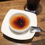 Bisutoro Ebisuya - デザートはクレームブリュレ。沖縄やんばるの黒糖を用いており、穏やかでコク深い甘み