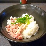 自家製麺 牡蠣工房 Uguisu - ミニチャーシュー丼（サービス）
