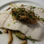 夏目亭 - ウスバハギの白ブドウ酒蒸し　生姜オイルがけ