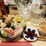 出羽鮨 - 刺盛り登場時。