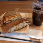 Sunny cafe - アメリカーノ(Ice)490円 バジルトマトのチキンサンド590円