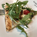 ラ・テラッツァ 芦ノ湖 - カットしたピザの１ピース。
      アツアツのうちに頬張れば至福…思い出して涎が。