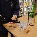 Maguro No Morishita Morishita Saketen - 内宮参拝三種飲み比べ(2,000円)(作・寒紅梅・田光)作を注いでます