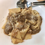 ラ・テラッツァ 芦ノ湖 - 前回の注文より殿堂入りもち豚のパッパルデッレ
      玉ねぎの甘みとホロホロの豚肉が幅広のひらっひらの麺にこれでもかと絡まり無限の美味しさを演出。
      最高としか言えない…美味い！