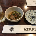 天史朗鮨 - 瓶ビールのお通しにつみれの煮物　うんまーーーい