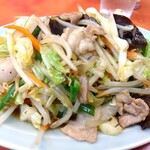 丸吉飯店 - 肉野菜炒め 800円(税込)(2023年4月20日撮影)