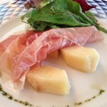 リストランテ・マッサ - 生ハムの下に桃が