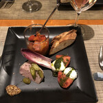 眞 - 前菜3種盛合せ：ラタトゥイユ、カプレーゼ、お肉のテリーヌ