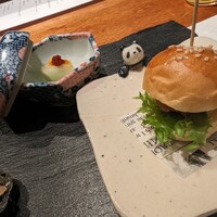 焼鳥YAMATO - ミニ照り焼きバーガー(右) 季節のキムチ(左)(