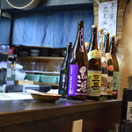 大納言本家 - 焼酎と燗酒はカウンター右に並んでいます