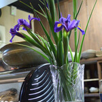 大納言本家 - 花瓶の生け花は菖蒲です