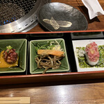 松庵 韓菜房 - 前菜盛合せ（黒タンのトロたく・ナムル・ハラミユッケ）