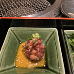 松庵 韓菜房 - 前菜盛合せ（黒タンのトロたく・ナムル・ハラミユッケ）