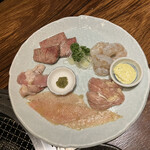 松庵 韓菜房 - 特選塩焼き二種盛り合わせ、天然ぶつ切り大エビ、純系名古屋コーチン二種盛合せ