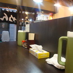 麺工房 武 - 清潔感溢れるお店の内装