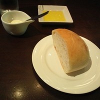 ユニオン スクエア トウキョウ - パンとオリーブオイル、サラダにかけるサワークリーム