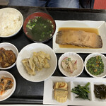 居酒屋漁 - さめカレイの煮付けランチセット