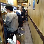 Chuukasoba Shichimen - 狭い店内はカウンター9席