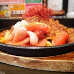 パスタ・デ・ココ - 店舗限定 鉄板激辛ミートスパゲッティ1053円 ちょこっと赤ウインナーは無料