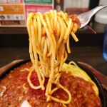 パスタ・デ・ココ - 店舗限定 鉄板激辛ミートスパゲッティ1053円 ちょこっと赤ウインナーは無料