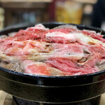 すき焼･鍋物 なべや - 牛肉鉄鍋 ぐつぐつ風景