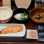 すき家 - 料理写真:すき家 西葛西駅前店 焼鮭まぜのっけ朝食 ごはんミニ 460円+ あさり汁変更 110円+ のり3個 90円(全て税込)