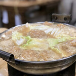 すき焼･鍋物 なべや - 鶏みんち鍋 特製みそ味 ぐつぐつ風景