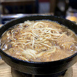 すき焼･鍋物 なべや - 牛肉鉄鍋の残り汁にうどん ぐつぐつ風景