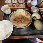 Tonkatsu Kushiage Tomitake - ロースカツを端で取り断面を確認。厚みは、1cm程度。
                        脂身の部分はジューシーな感じがするが、他9割のロース部分は、繊維質が多めの脂少なめ。