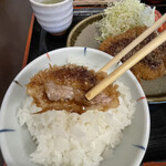 Tonkatsu Kushiage Tomitake - トンカツの衣は、ザクっとしていて薄めの硬めです。パン粉の良い感じ風味がします。両端の脂身が交わった部分は旨い(● ˃̶͈̀ロ˂̶͈́)੭ꠥ⁾⁾