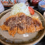 Tonkatsu Kushiage Tomitake - 水分が抜けているような感じになっているので、胡麻と甘いソースで調整します。