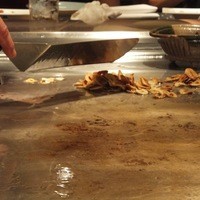 日本料理 「源氏」 ヒルトン名古屋 - ニンニクチップを作る。