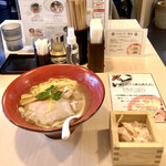 Dashi Rou - Bushi - - 真鯛とマグロ節  天然塩そば（970円）。透き通ったスープ。