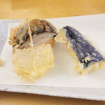 天ぷら よこい - ●三皿目
      ・椎茸海老詰め
      ・新玉ねぎ
      ・なす