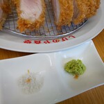 とんかつ & とり天 しげのや食堂 - 先ずは塩とワサビで