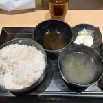 天ぷらとワイン 小島 本店 - 定食のライス(大盛)と味噌汁、漬け物