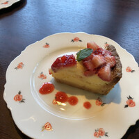 大磯迎賓舘 - しっかりボリュームあり、いちごタルト登場。バラのお皿も可愛い珈琲にばっちり合います。