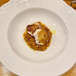 f - 九皿目：ラム肉のボロネーゼを敷いてペコリーノチーズと一緒に焼き付けただだみ！