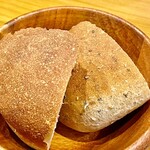 f - 自家製のパンです　これも小麦粉の自然な甘味だけで大変美味しい