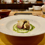 f - 焦がした小麦を中心に蒸し鮑と桜豚を合わせ零余子と百合根を添えるという宇佐美ワールド全開の一皿