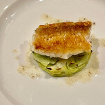 f - 六皿目：甘鯛のソテー　縮緬キャベツが敷いてあります