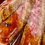 かつぎや - 表面を焼き付けただけのレアステーキに甘辛いソースが効いてます