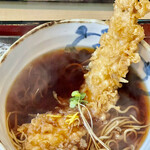 Teuchi Soba Katou - 別皿の大きい海老天を入れて天麩羅蕎麦の完成です！