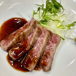 かつぎや - 研究中のオリジナル中華ソースをかけたステーキ登場