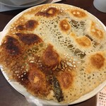 老辺餃子舘 - パリパリの羽（あみ？）付き焼き餃子　種類指定は不可