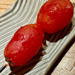 とり茶太郎 - アイコトマトも新人の女の子が皮を剥きます　頑張って熱さに慣れないと