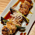 とり茶太郎 - 個性的な味わいのはらみには葉大蒜を合わせます　タレの甘味が引き立つ串