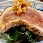 とり茶太郎 - 下に敷いてあるのは中国野菜の紅菜苔　軽い独特の苦味が味を引き締めてくれます