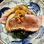 とり茶太郎 - 叩きはほろほろ鳥のモモとムネを1枚ずつ　絶妙な厚さで切り出してあります